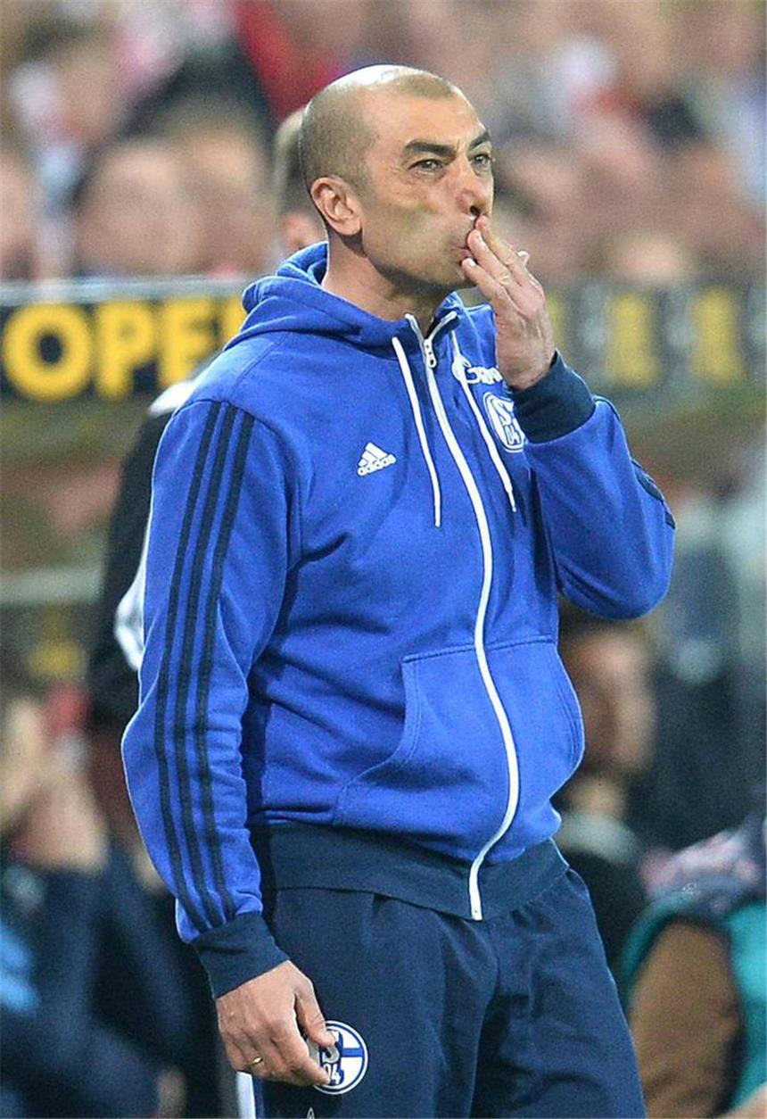 Ist Trainer Di Matteo der falsche Mann für Schalke? Blick des Entsetzens: Schalke und Trainer Robert Di Matteo stecken in einer tiefen Krise.