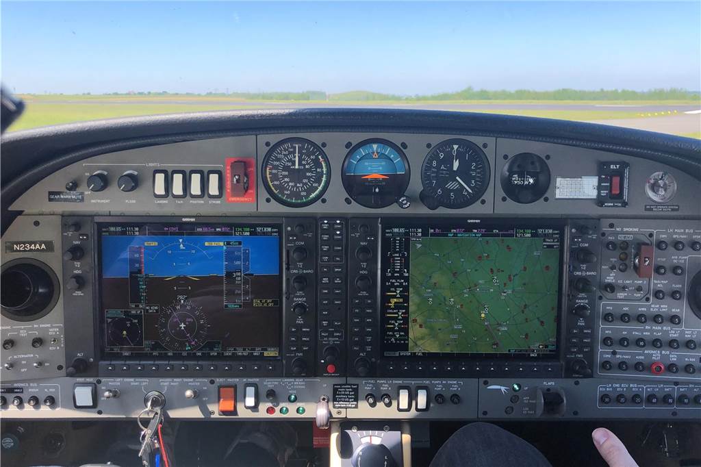 Dortmunder Pilot (62) will die Welt umrunden: „Man hat nur ein Leben“ Blick in das Cockpit des Kleinflugzeugs, mit dem die zwei Männer um den Globus fliegen wollen.