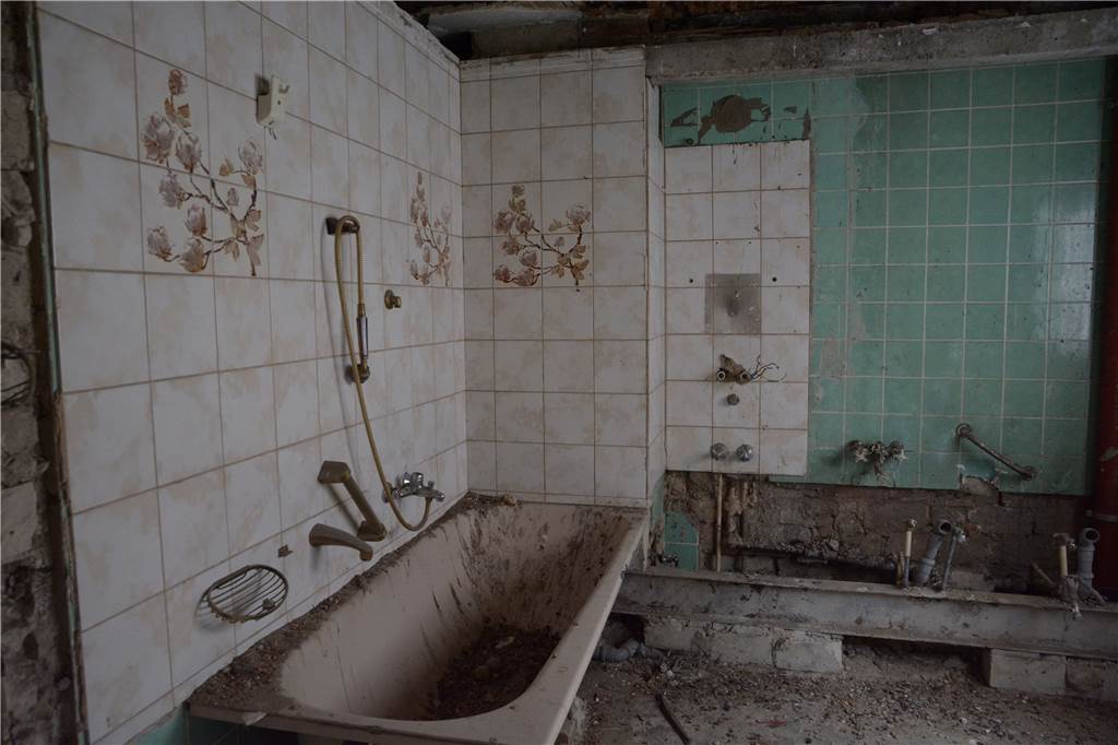 Entsteht hier bald eine Lücke? Denkmalamt schließt Abriss vom Schlunz-Haus nicht mehr aus Blick in das ehemalige Bad der Familie Schlunz. Die Familie hat über mehrere Generationen in dem Gebäude gelebt und den Laden im Erdgeschoss betrieben.