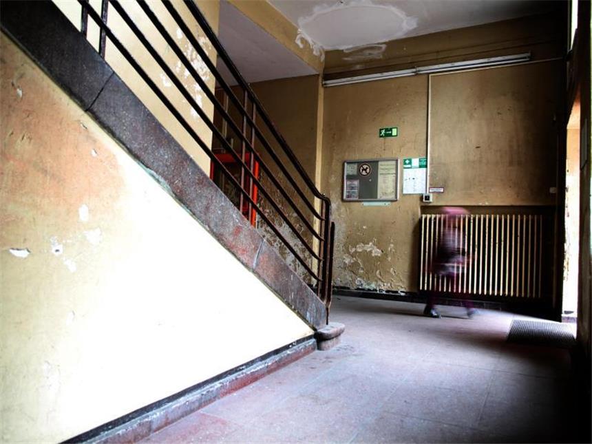 Studie: Investitionsstau von 34 Milliarden Euro bei Schulen Blick in das Treppenhaus einer Berliner Grundschule. Deutschland investiert laut KfW im internationalen Vergleich unterdurchschnittlich in sein Bildungssystem. Foto: Stefan Schaubitzer