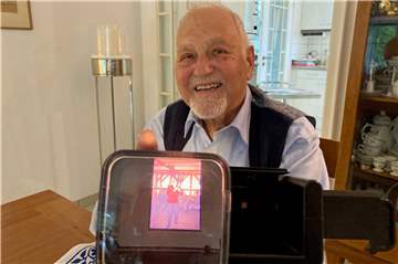 Blick in den DIA-Betrachter: Der Halterner Dieter Böhmer zeigt das Bild von Howard Carpendale.