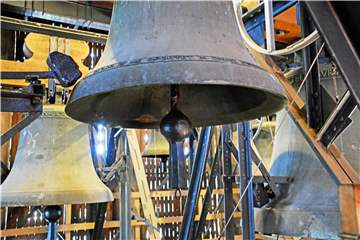 Blick in den Glockenturm von St. Otger. Am Sonntag wird hier und in den anderen dre Kirchtürmen der Stadt die Totenglocke zum Gedenken an die Coronaopfer läuten.