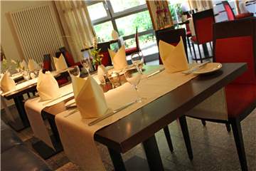 Blick in den hinteren Bereich des Restaurants, wo es verschiedene Möglichkeiten gibt, Tische zusammenzustellen.
