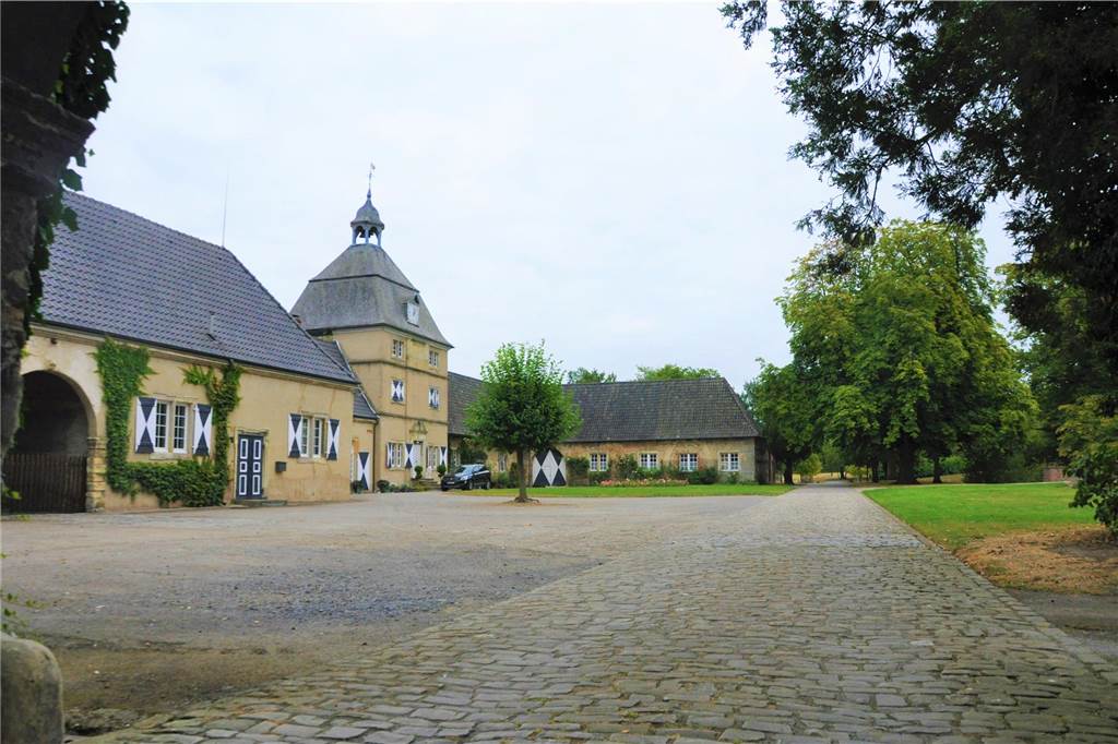 Neue Tore versperren Schloss Westerwinkel: Graf möchte mehr Privatsphäre Blick in den Innenhof des Schlosses Westerwinkel. „Die Besucher sind manchmal richtig unverschämt“, sagt Rentmeister Stefan Grünert.