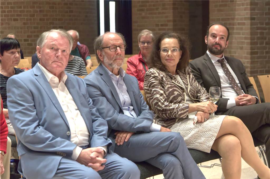 Blick in den Veranstaltungssaal: (v.l.n.r.) Manfred Keller, Festivalleiter, Zwi Rappoport, Vorsitzender des Landesverbands der Jüdischen Gemeinden von Westfalen-Lippe, Hanna Sperling und Alexander Sperling, Landesgeschäftsführer.