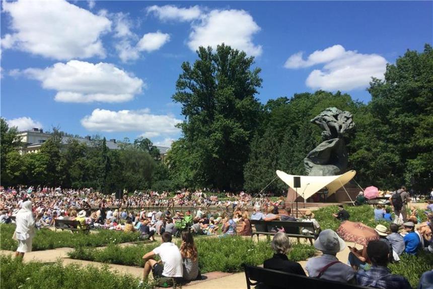 Blick in den Warschauer Lazienki-Park vor dem Denkmal des Komponisten Frederic Chopin (2017). Foto: Natalie Skrzypczak