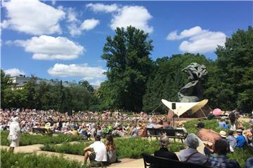 Blick in den Warschauer Lazienki-Park vor dem Denkmal des Komponisten Frederic Chopin (2017). Foto: Natalie Skrzypczak