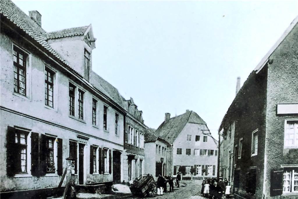Mit Video: Diese Geschichte steckt hinter der Bronzekugel an der Südmauer Blick in die Bonenstraße: Vorne links sieht man noch eine der alten Pumpen um das Jahr 1900.