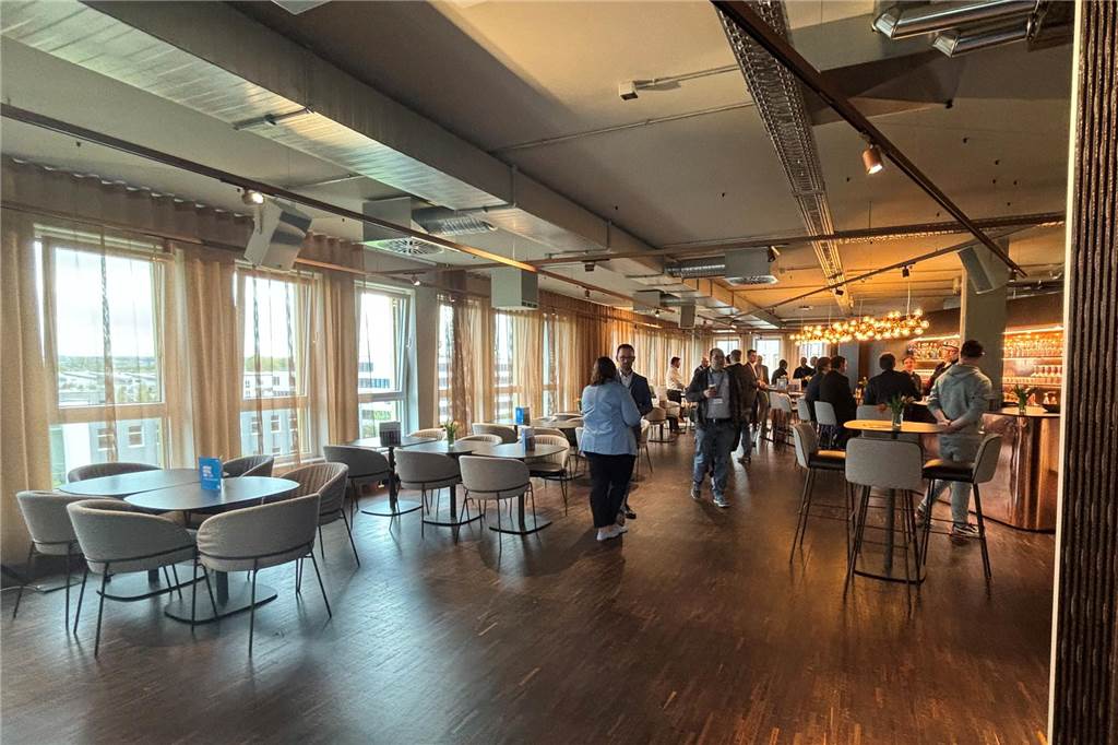 Wie Adesso seine Mitarbeiter aus dem Homoffice locken will Blick in die große Lounge mit Bar in der fünften Etage des Adesso-Neubaus an der B1 in Dortmund.