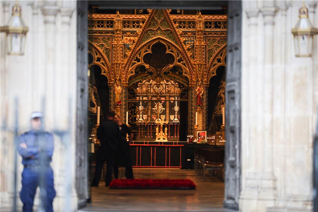 Blick in die Kirche Westminster Abbey während Aufbauarbeiten für die Trauerfeier nach dem Tod von Königin Elizabeth II. 