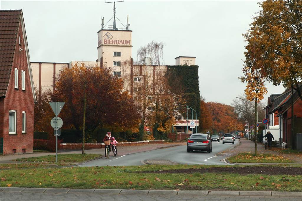 Einkaufen, Wohnen: Chronik der Industriebrache Bierbaum-Gelände Blick in die Ottensteiner Straße vor dem Abriss des Hochgebäudes