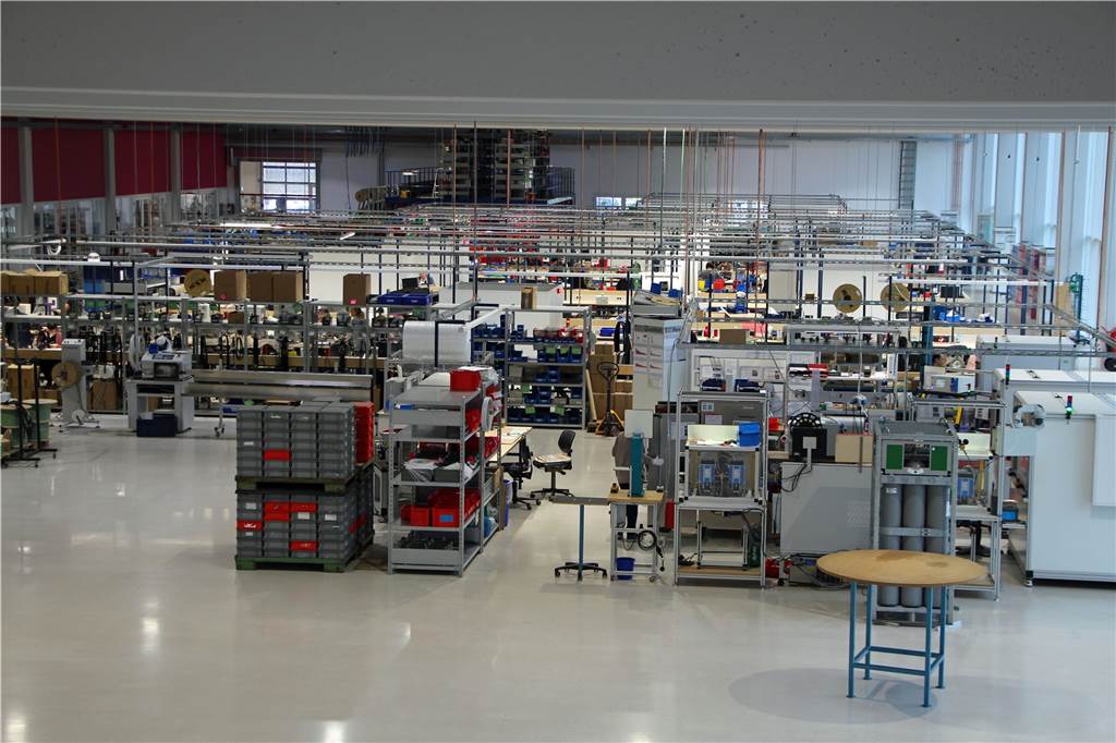 Corona-Fall bei Thermo-Sensor Werne: Sicherheits-Paket hat funktioniert Blick in die Produktionshalle. Seit Beginn der Corona-Krise arbeitet Thermo-Sensor im Zwei-Schicht-Betrieb.