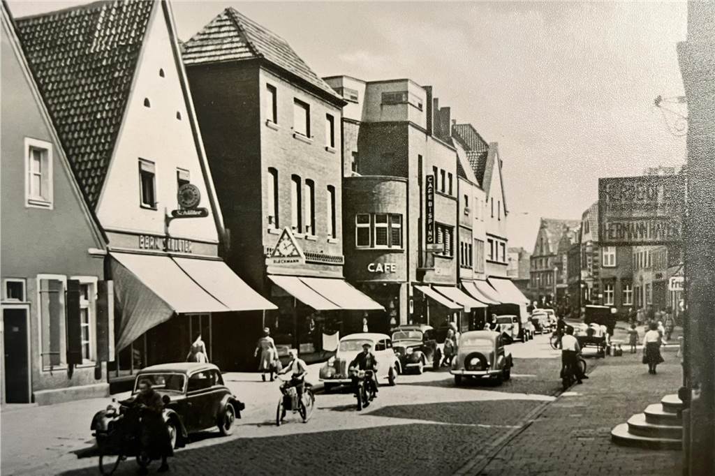 Blick in die Steinstraße. Die Aufnahme ist vermutlich in den 1930er oder 1940er Jahren entstanden. Links ist das Uhrengeschäft Bleckmann zu sehen, daneben das Café Bisping.