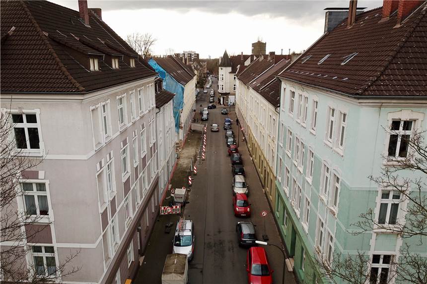 So erlebten Anwohner, Helfer und Betroffene die Haus-Explosion in Hörde Blick in die Teutonenstraße in Hörde. Links die Lücke in der Häuserreihe, zu erkennen an der blauen Plane.