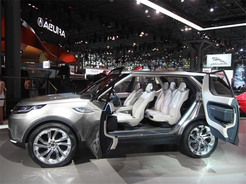 Protzen statt kleckern: Autopremieren in New York und Peking Blick in die Zukunft: Land Rover gibt auf der Motorshow in New York mit der Studie Vision Discovery einen Ausblick auf den kommenden Discovery. Foto: Thomas Geiger