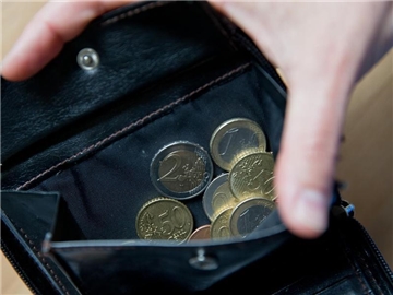 Blick in eine Geldbörse: die Inflation zieht weiter an. Foto: Daniel Karmann