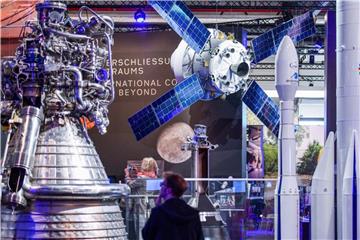 Blick in eine Halle der Internationalen Luftfahrtaustellung ILA 2018. Die Veranstalter rechnen mit mehr als 150.000 Besuchern. Foto: Patrick Pleul