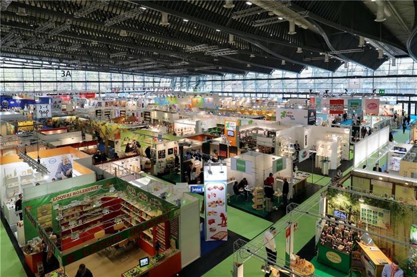 Trends der Spielwarenmesse: Teamgeist ist Trumpf Blick in eine Halle der Internationalen Spielwarenmesse in Nürnberg. Foto: Daniel Karmann