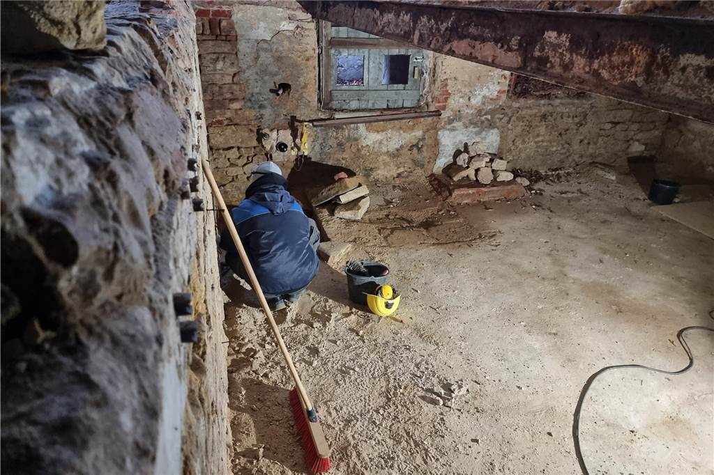 Abriss und Neubau Burgschänke: Burggeschichte soll innovativ erlebbar werden Blick in einen der Kellerräume. Links im Bild ist die alte Burgmauer zu erkennen. Im Keller soll mit einer festen Ausstellung inmitten der bedeutsamen Funde die Burggeschichte erlebbar gemacht werden.