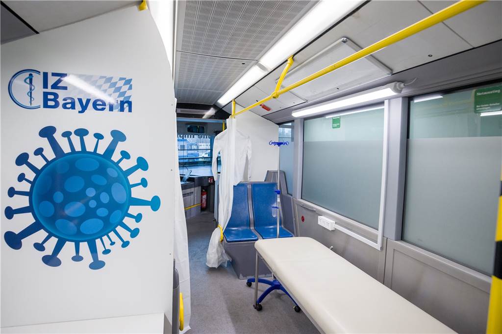 Kampf gegen Corona: Fahren auch in Dortmund bald Impfbusse? Blick in einen Impfbus in Nürnberg: Hier wurde ein Linienbus umgebaut, um mobil gegen Corona impfen zu können.