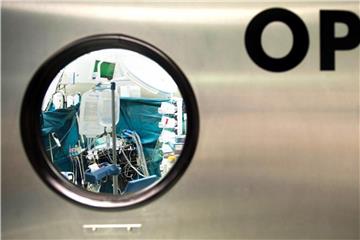 Blick in einen Operationssaal: Ein Chirurg hat bei Operationen seine Initialen in die Lebern von zwei Patienten gebrannt. Foto: Maurizio Gambarini