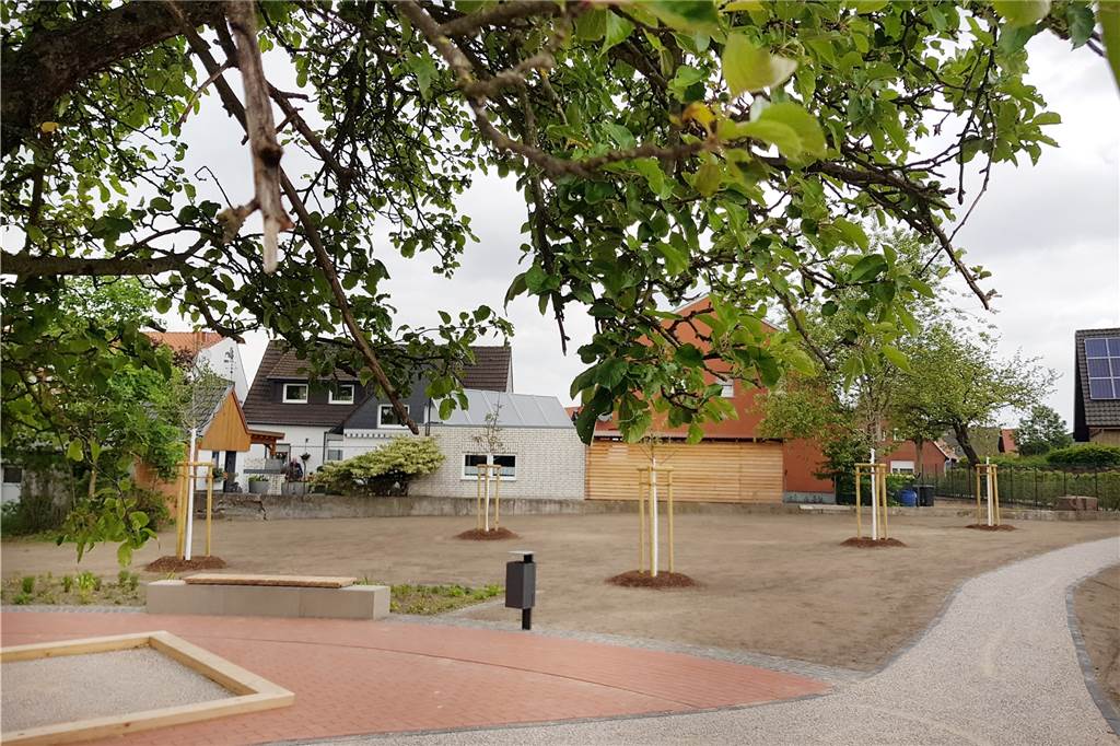 Boule frei: Festplatz in der Niestadt stilecht eingeweiht und freigegeben Blick in Richtung der Fläche, auf der mal eine üppige Blühwiese entstehen soll. Das Saatgut wurde jedenfalls schon ausgebracht.