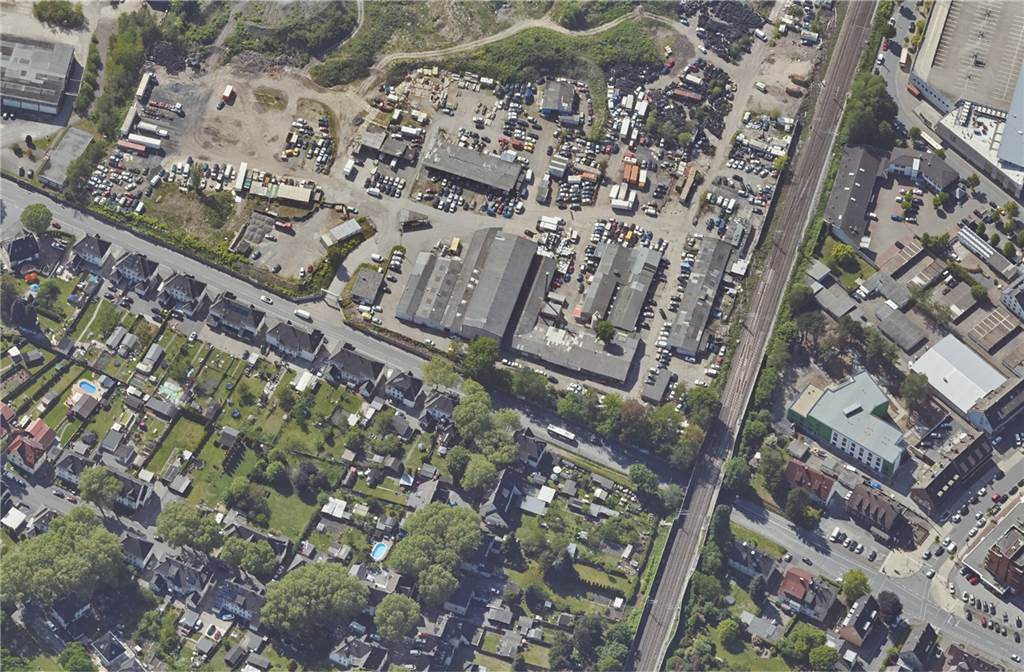 Riesiger Findling durchschlägt Mauer – Trümmerteile verletzen Kind Blick in Richtung Westen: Diagonal verläuft die Dönnstraße durchs Bild. Gegenüber der Einmündung Hugostraße (unten in der Mitte) schlug der Findling durch die Mauer.
