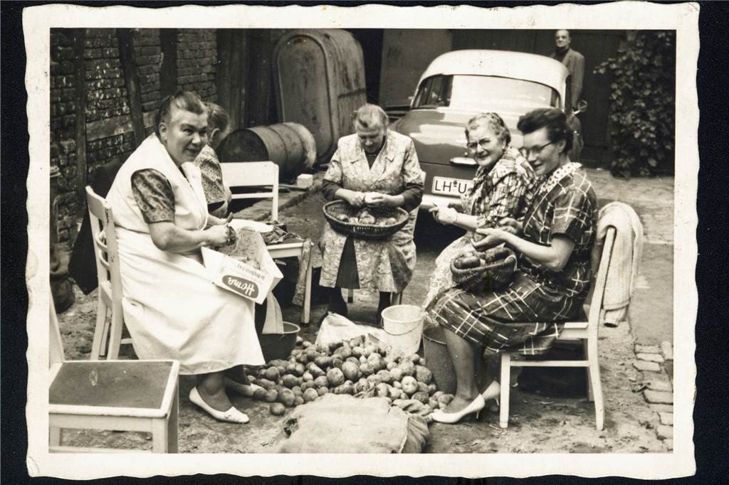 Plätzerfest in Werne: Zentnerweise Kartoffeln und hoher geistlicher Besuch Frauen beim Kartoffelschälen.