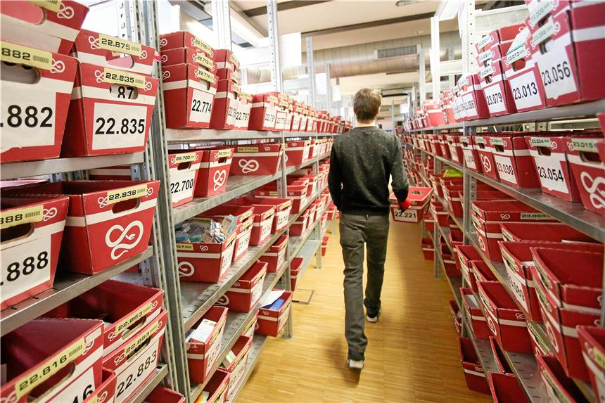 Der umstrittene Versandhandel mit Medikamenten Blick ins Logistikzentrum der Versandapotheke.