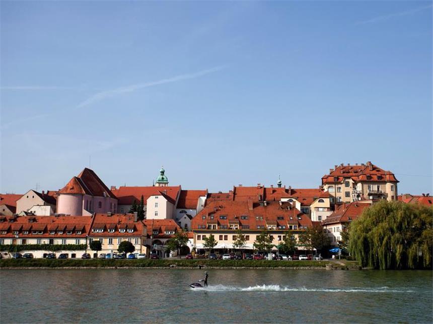 Maribor ist erste Kulturhauptstadt in Ex-Jugoslawien Blick über den Fluss Drau auf Maribor.