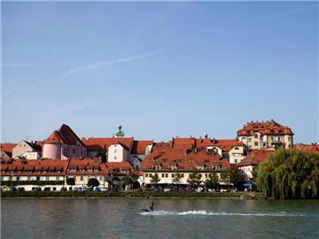 Blick über den Fluss Drau auf Maribor.