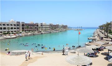 Blick über die Hotelanlagen und den Strand in Hurghada, Ägypten, am 15.07.2017, an dem ein Attentäter am 14.07.2017 mehrere Urlauber mit dem Messer attackierte. Bei der Messerattacke im ägyptischen Urlaubsort Hurghada am Roten Meer sind zwei deutsche Frauen getötet worden. Außerdem habe der Angreifer bei der Bluttat am Strand einer Hotelanlage vier weitere Menschen verletzt, bei denen es sich ebenfalls um Ausländer handele, teilte der staatliche ägyptische Informationsdienst (SIS) mit. 
Die ägyptische Nachrichtenseite «Al-Masry Al-Youm» zitierte den Manager des Hotels «El Palacio». Demnach soll der Angreifer zunächst an einem benachbarten Hotelstrand (r oben) Urlauber attackiert haben, bevor er zum Strand (M) seiner Anlage weitergeschwommen sei. Dort sei er von Sicherheitsleuten und Gästen überwältigt worden. Foto: Aly Fahim/dpa +++(c) dpa - Bildfunk+++ | Verwendung weltweit