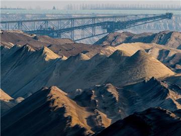 Blick über riesige Abraumhalden in den Braunkohletagebau nahe Jänschwalde (Brandenburg). Foto: Patrick Pleul