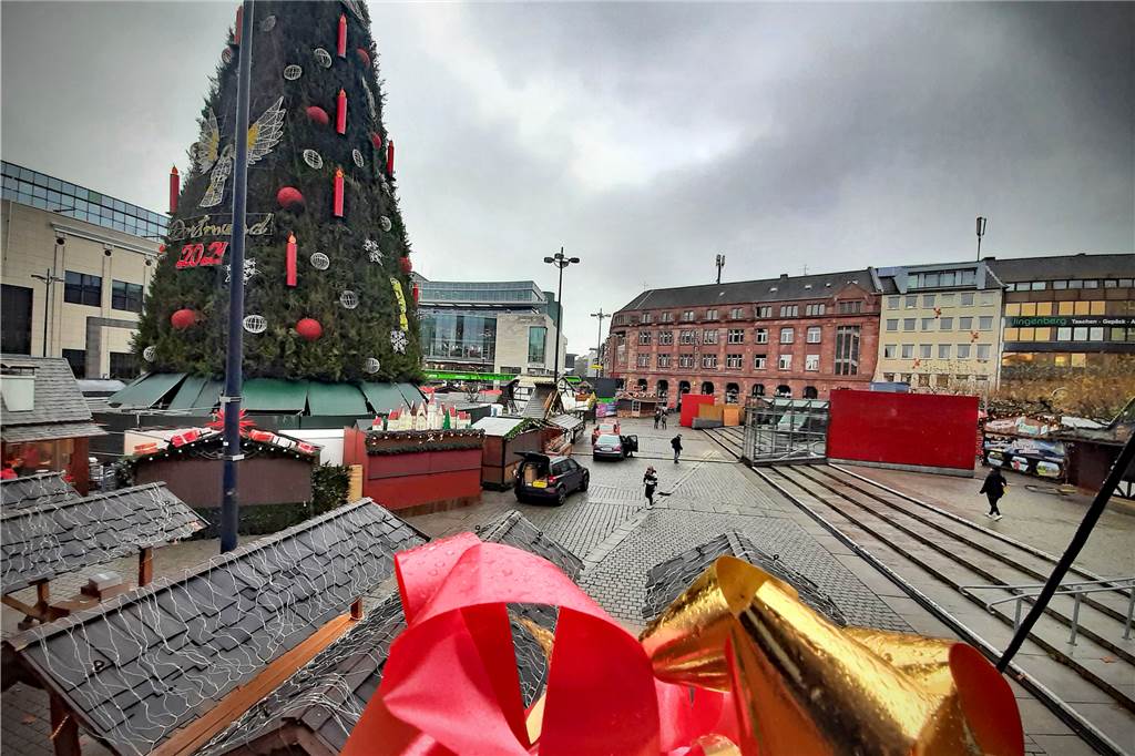 Weihnachtsmarkt-Wegweiser: Hier gibt‘s Glühwein, Corona-Tests und Neuheiten Blick vom ersten Stock von Wendlers Almhütte auf den Hansaplatz: Aus Coronaschutz-Gründen verzichtet der Dortmunder Weihnachtsmarkt unter anderem auf eine Reihe Hütten vor den Treppen. So haben die Besucher mehr Platz.