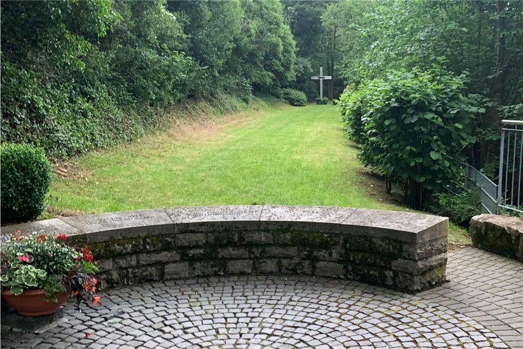 Blick vom Rondell auf die lang gezogene Gedenkstätte (40 mal 6 Meter) am westlichen Hang des Taubenberges in der Nähe des „Kalmenhofs“. Auf dieser Fläche sollen zahlreiche ermordete Kinder von den Nazis verscharrt worden sein. Doch langsam wird klar: Das Ausmaß ist viel größer, als bisher bekannt war.