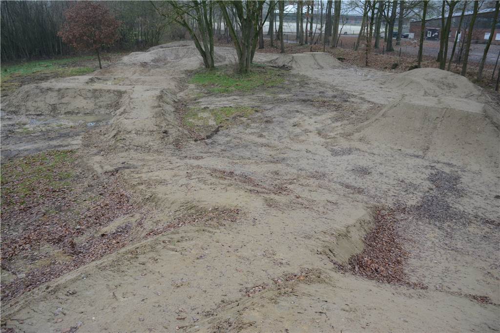 Der Bike Park ist fertig – allerletzte Arbeiten stehen im Frühjahr an Blick vom Starthügel auf den gesamten Parcours.