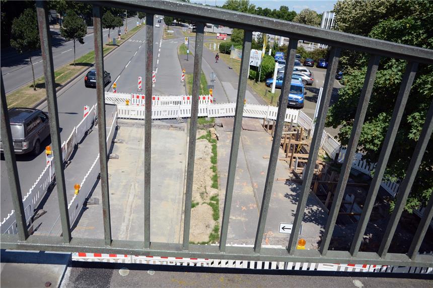 Blick von der Brücke auf diie Baustelle: Wegen der Sondierungsarbeiten ist die Kurt-Schumacher-Straße seit 4. Juni nur einspurig befahrbar.