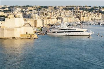 Blick von der Festungsmauer Vallettas hinüber auf die andere Seite der Bucht, wo eine teure Jacht angelegt hat. Malta gilt vielen als dubioses Steuerparadies. Foto: Philipp Laage/dpa-tmn