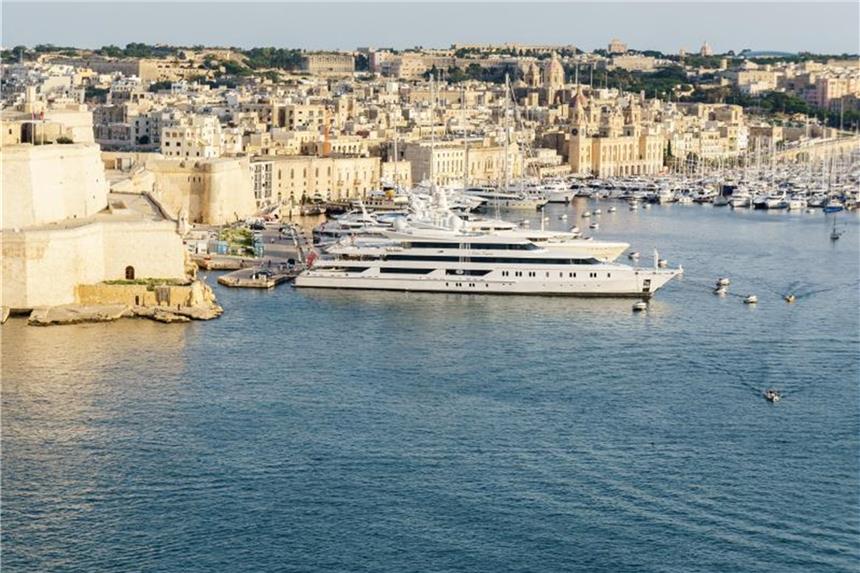 Valletta als Kulturhauptstadt: Imagepflege Blick von der Festungsmauer von Valletta (Malta) auf die andere Seite der Bucht. Foto: Philipp Laage