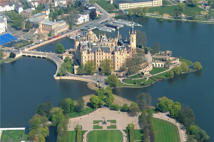 Experten: Fortschritte bei Schweriner Welterbe-Bewerbung Blick von oben auf das Schweriner Schloss. Foto: Lutz Knauth