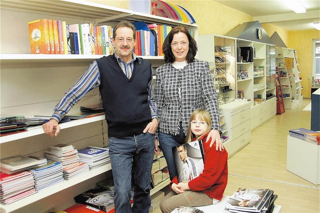 Schreibwarengeschäft und Poststelle am Willy-Brandt-Platz schließen Blick zurück ins Jahr 2006: Damals waren Wolfgang und Elisabeth Gerling mit ihrem Geschäft in die neuen Geschäftsräume in Selm (noch an der Kreisstraße und nicht am Willy-Brandt-Platz) gezogen. Tochter Maxi freute sich mit den Eltern.