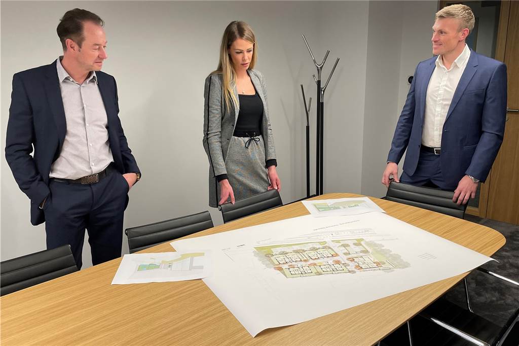 Blicken auf die Pläne für das Wohnbauprojekt an der Zillestraße in Dortmund-Renninghausen und hoffen bei einer schnellen Antragstellung auf Fördermittel aus dem Überbrückungsprogramm (v.l.): Spar-und-Bauverein-Chef Franz-Bernd Große-Wilde, Eva Fehringer, Kaufmännische Leiterin des Bereichs Unternehmensfinanzierung, und Vorstandsbevollmächtigter Prof. Dr. Florian Ebrecht. 