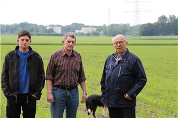 Blicken mit Sorgen in die Zukunft: Philipp Könning, Vater Bernhard Könning und Nachbar Clemens Witte; im Hintergrund: die Salzgewinnungsgesellschaft Westfalen (SGW), die Betreiberin der Ölkavernen. 