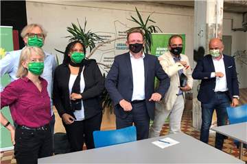 Blicken mit Spannung auf den Wahlsonntag: (v.l.) Die Grünen Ingrid Reuter, Ullrich Langhorst und Katja Bender, OB-Kandidat Dr. Andreas Hollstein sowie Sascha Mader und Uwe Waßmann von der CDU-Ratsfraktion.