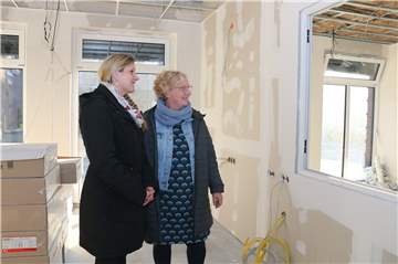 Blicken zuversichtlich auf die Zukunft in der neuen Caritas-Tagespflege (v.l.): Bianca Becks-Maier und Veronika Reuter, Leiterin des Fachbereichs Tagespflege des Caritas-Verbands des Kreises Coesfeld. Mittlerweile sind aus dem Rohbau längst bezugsfertige Räume geworden.