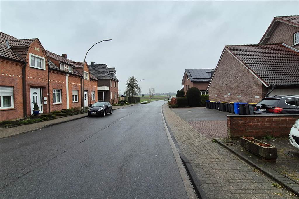 Lärm und Raserei auf Ascheberger Straße: „Irgendwann kracht es hier mal richtig“ Blickrichtung Ascheberg. Die Einfahrt von Familie Heitmann liegt direkt vor der Kurve; ein rückwärtseinbiegen auf die Ascheberger Straße aus der Einfahrt ist nur schwer machbar.