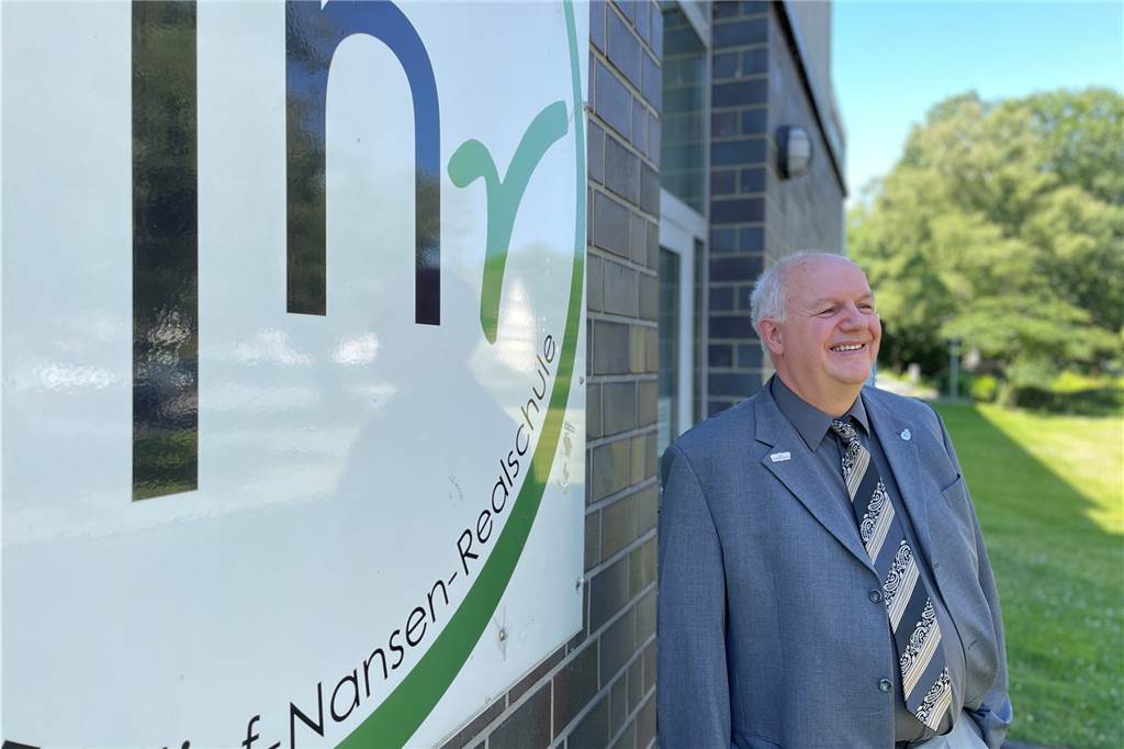Castrop-Rauxeler Realschul-Chef Horn über Erfolge und seine schlimmste Zeit Blickt in eine neue und für ihn rosige Zukunft: Alfred Horn freut sich auf Reisen nach England, aufs Studieren im Alter lässt die Zeit an der FNR zurück.
