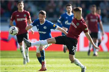 Blieb in Hannover ohne Durchschlagskraft: Schalke-Stürmer Mark Uth (Mitte).
