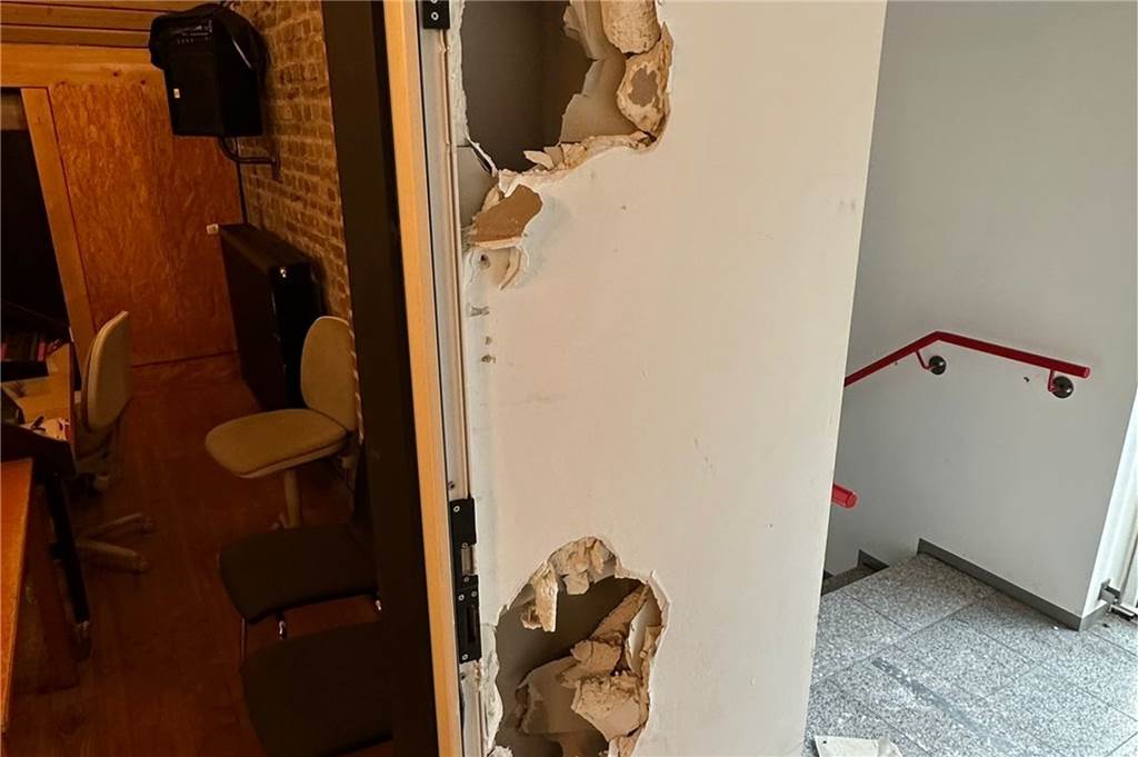 Endspurt am Hof Jünger: Kulturzentrum rappelt sich nochmal auf Blinde Zerstörungswut: Die Einbrecher zerschlugen Türen und Schränke.