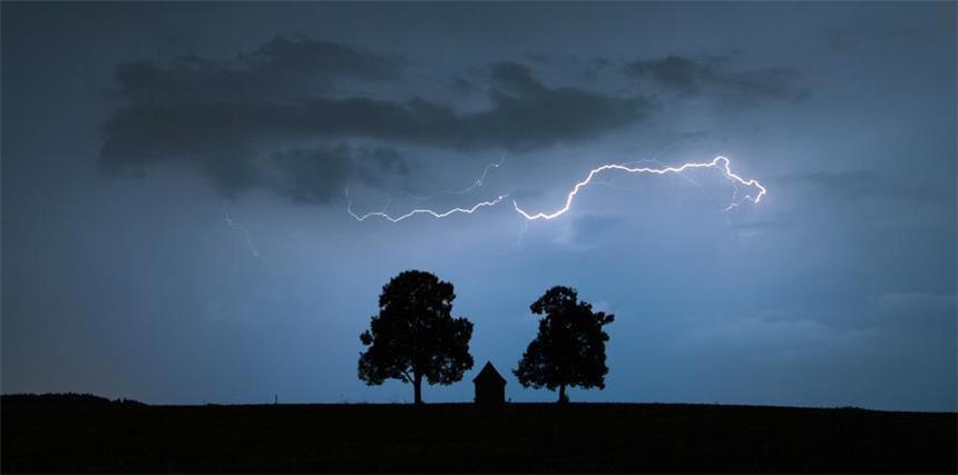 Blitze sind am 10.09.2016 vom Langen Berg bei Rottweil (Baden-Württemberg) zu sehen. Im Vordergrund steht die Kapelle "Maria im Felde" auf dem Langen Berg. Foto: Silas Stein/dpa +++(c) dpa - Bildfunk+++ | Verwendung weltweit